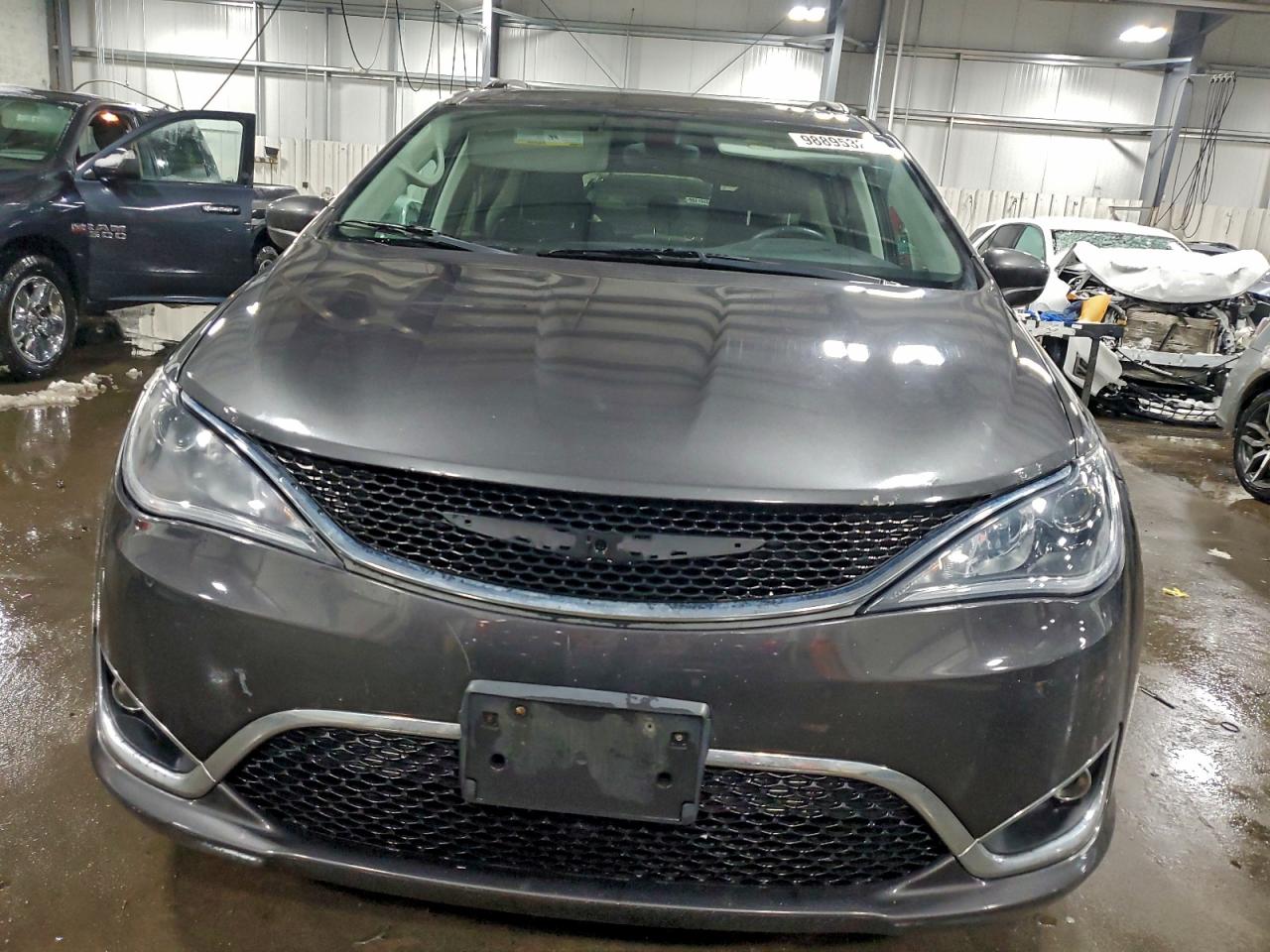 Chrysler Pacifica Touring L Image 4