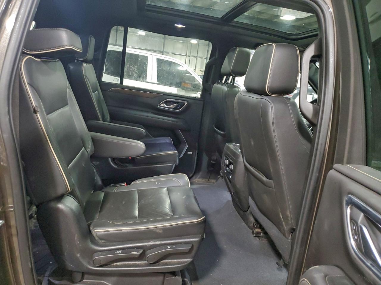 Chevrolet Suburban K1500 Premier Image 13