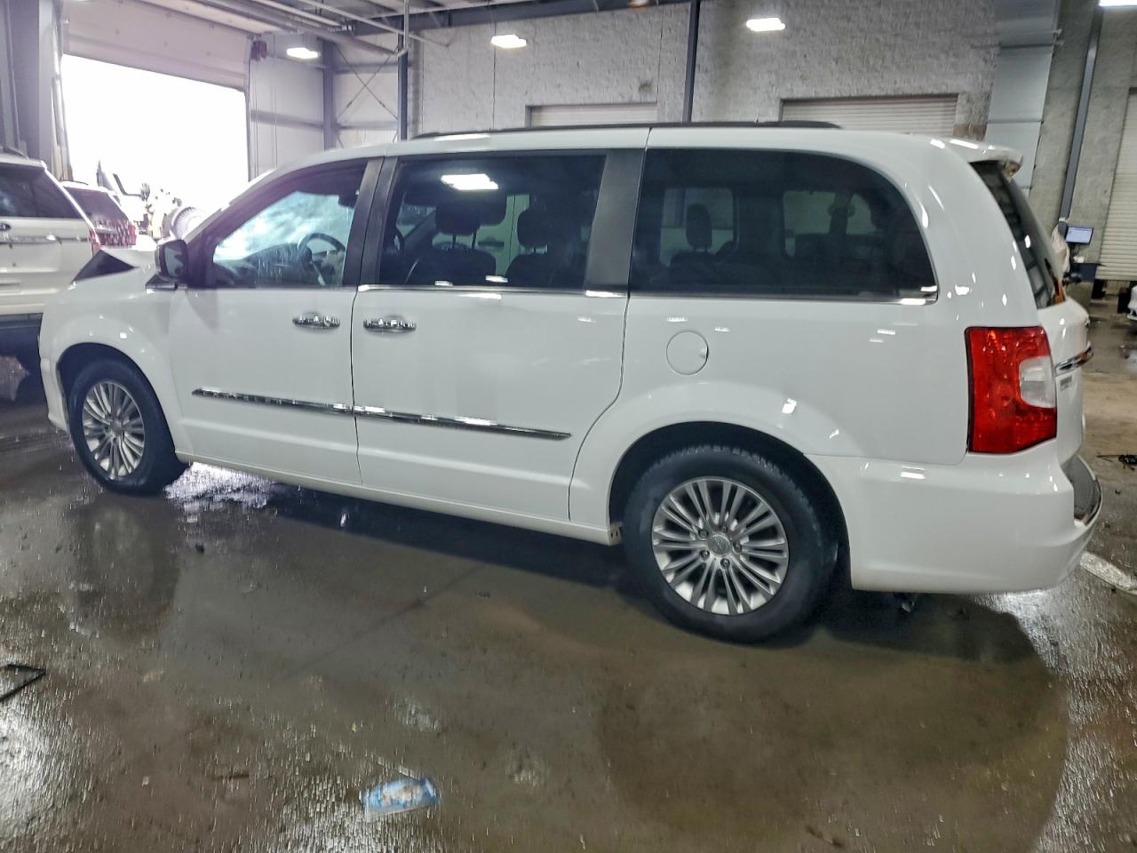 Chrysler Minivan Touring L Image 4