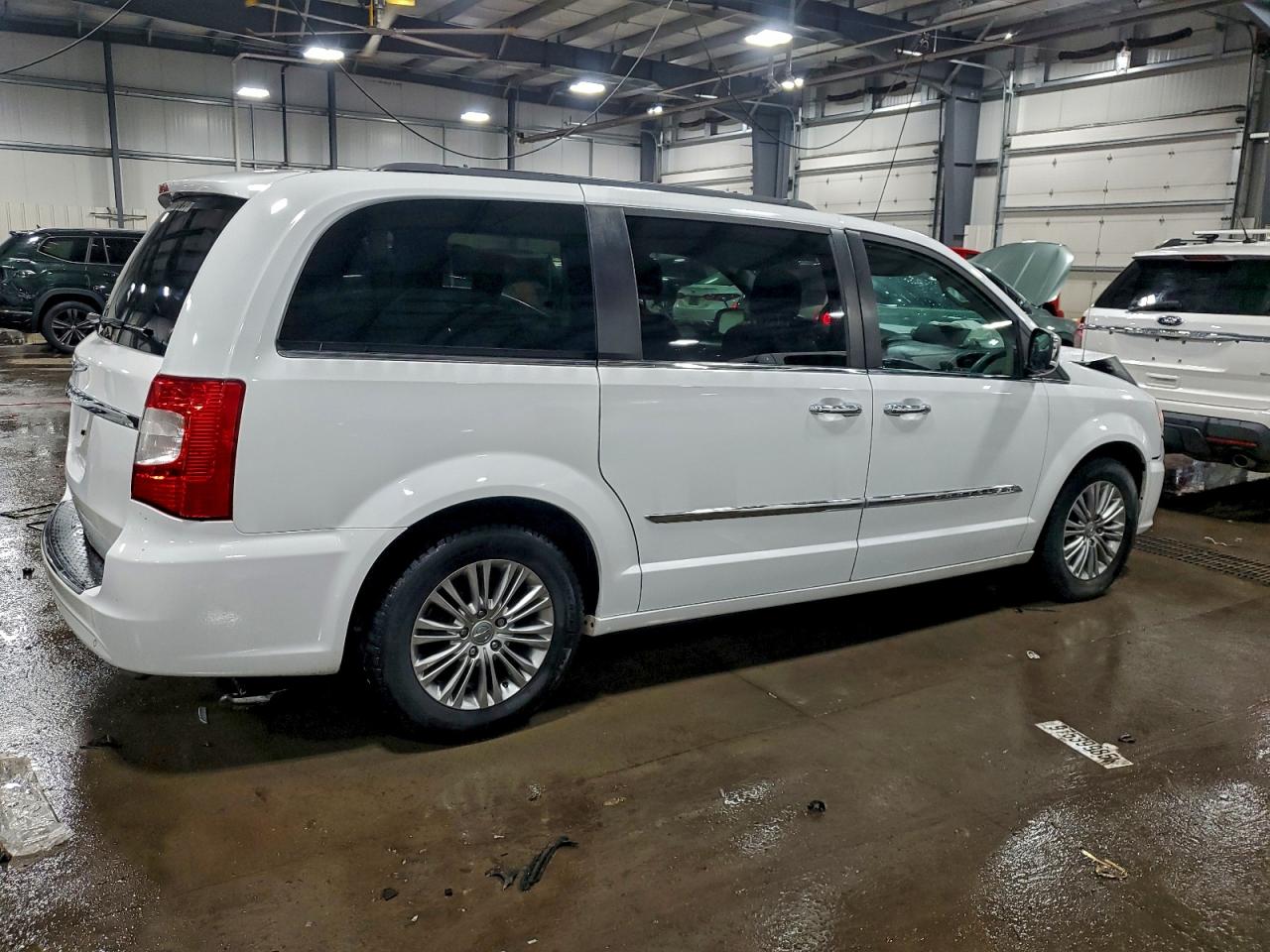 Chrysler Minivan Touring L Image 2