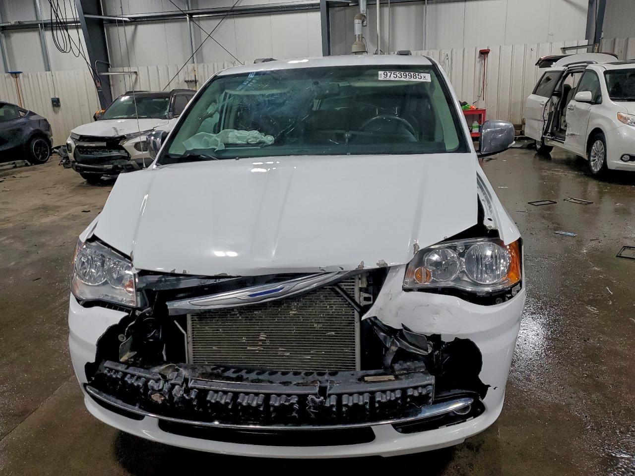 Chrysler Minivan Touring L Image 11