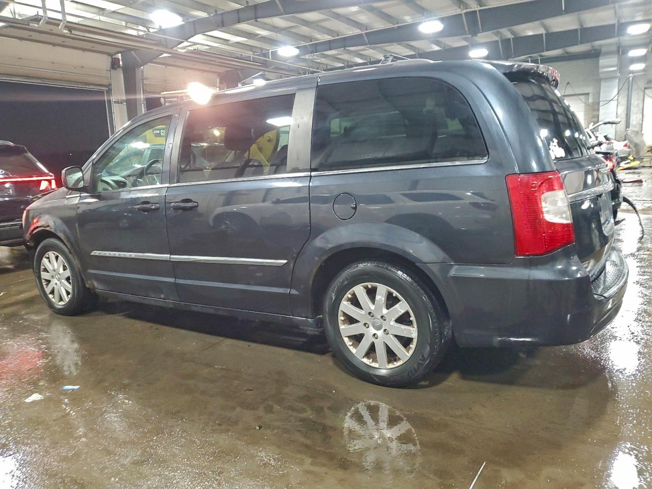 Chrysler Minivan Touring Image 2
