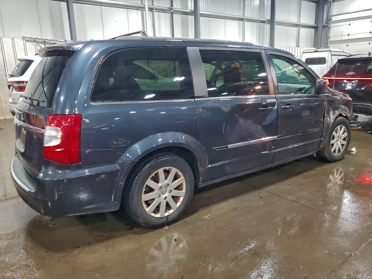 Chrysler Minivan Touring Image 3