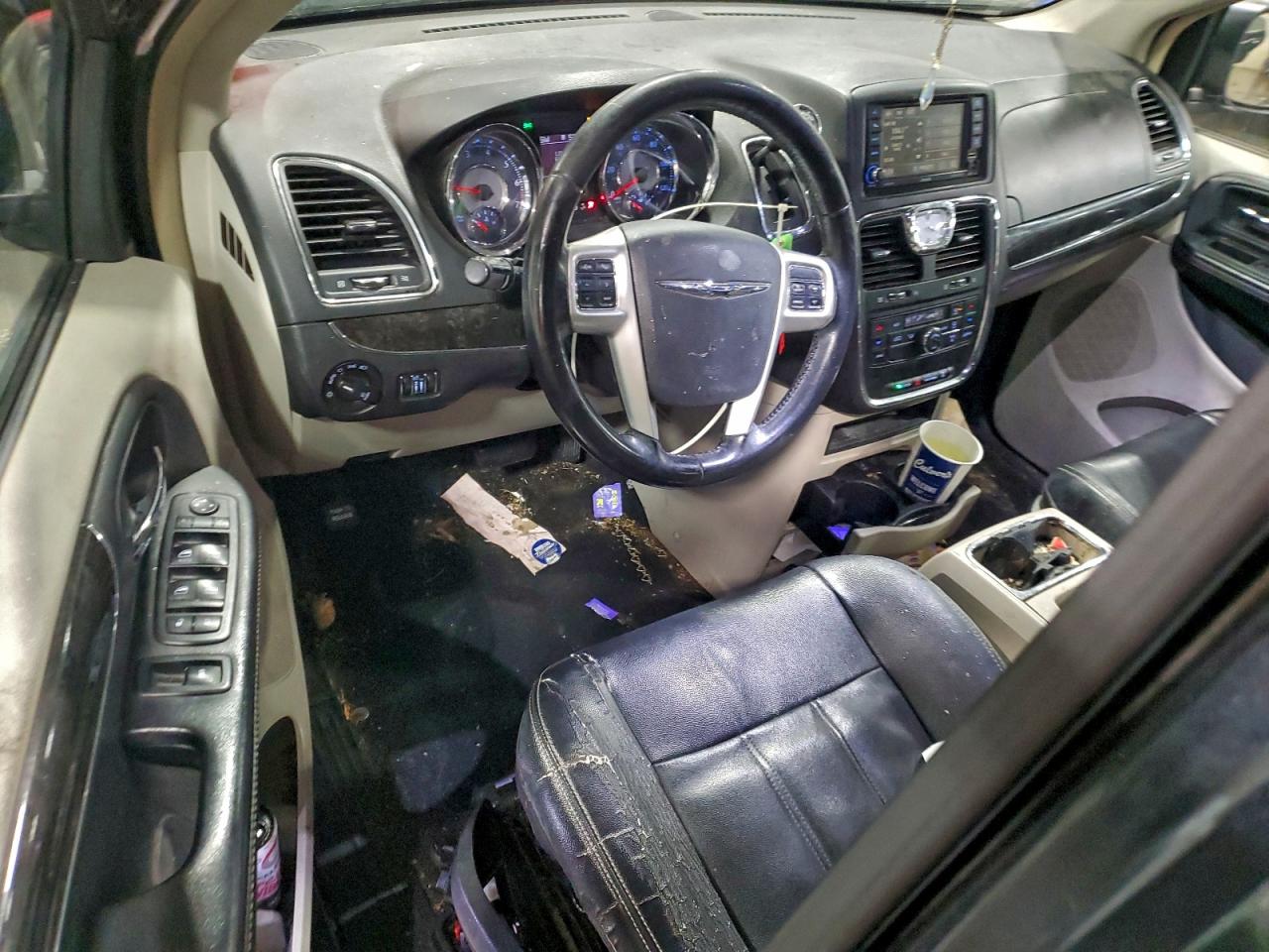 Chrysler Minivan Touring Image 8