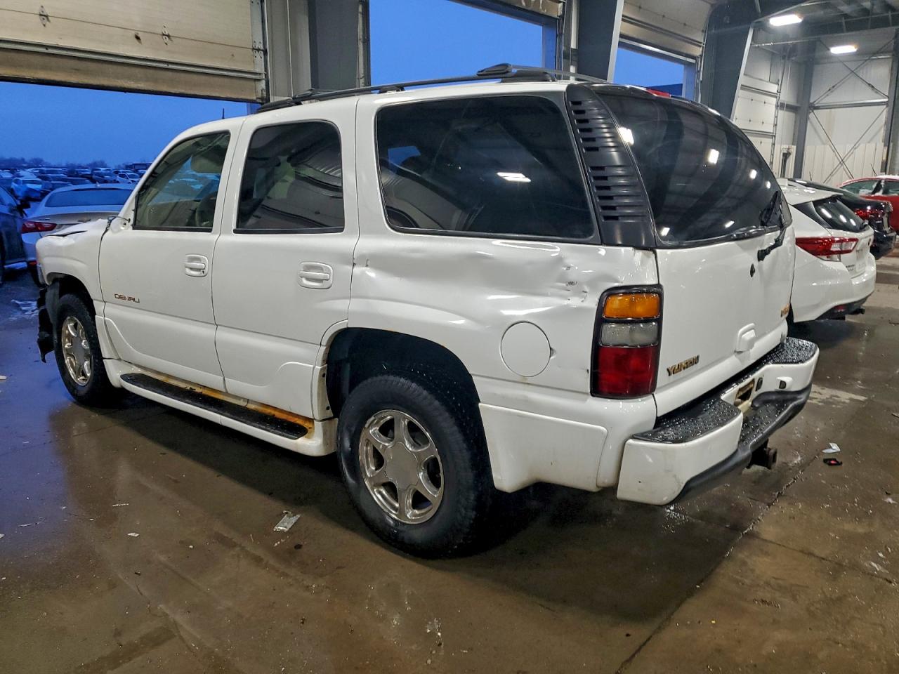 GMC Yukon Denali Image 13