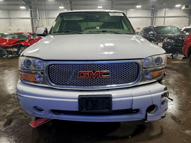 GMC Yukon Denali Image 3