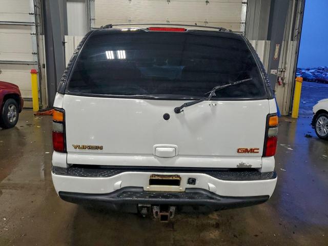 GMC Yukon Denali Image 10