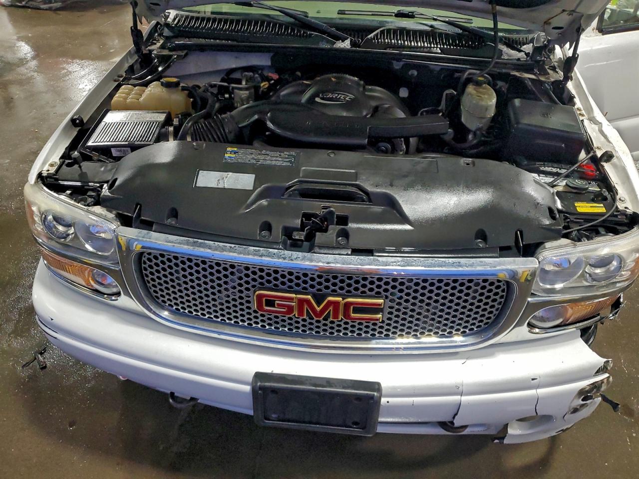 GMC Yukon Denali Image 8