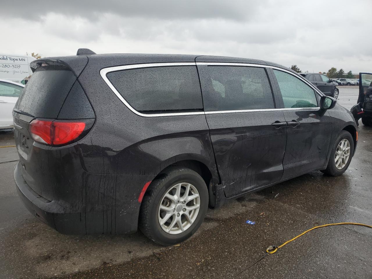 Chrysler Pacifica Touring Image 2