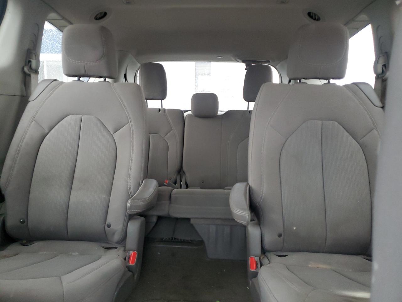 Chrysler Pacifica Touring Image 4