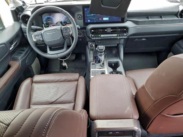 Toyota Land Cruis Base Image 13