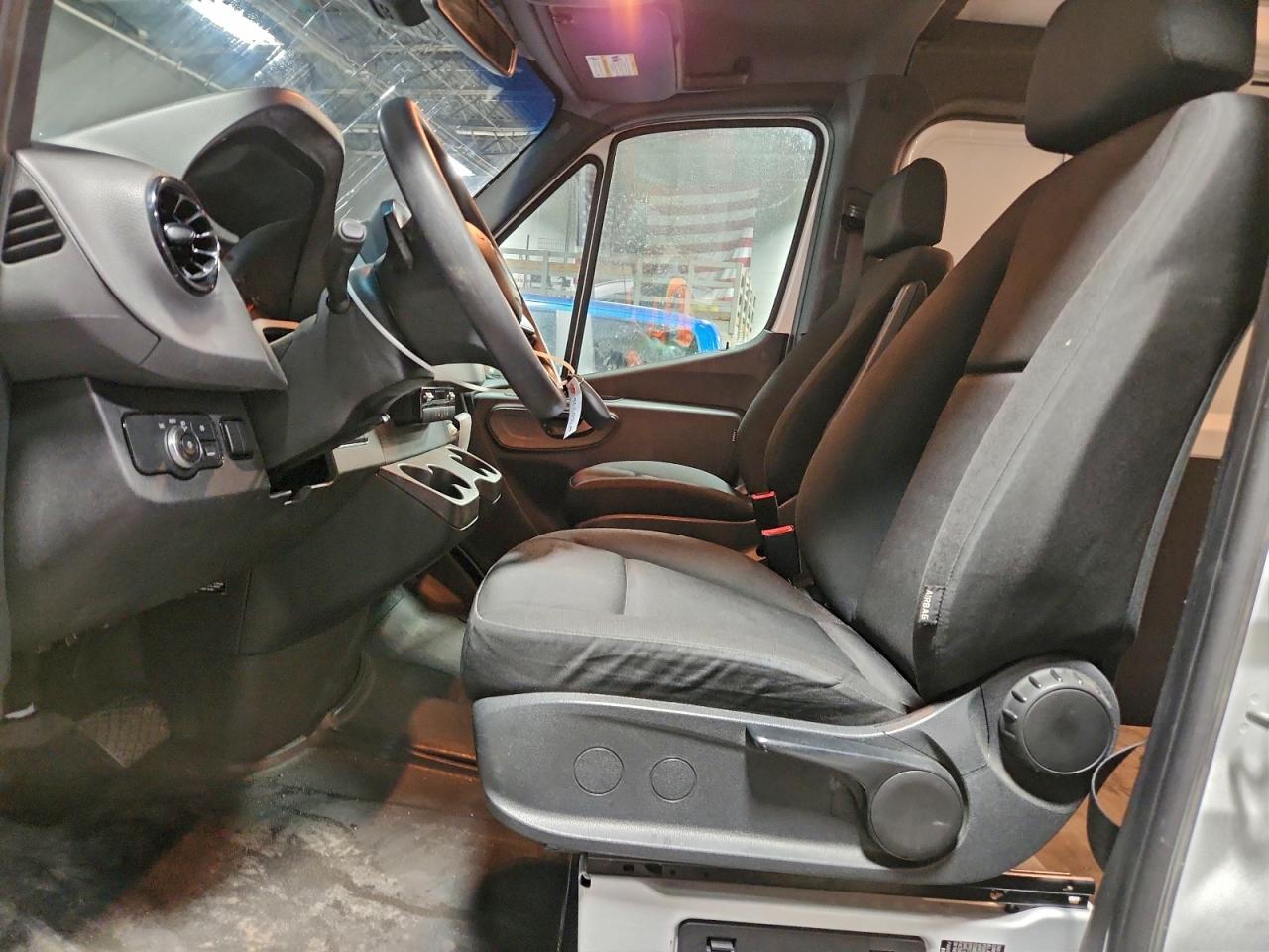 Freightliner Sprinter 2500/3500 Image 14