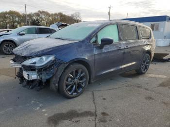  Salvage Chrysler Pacifica