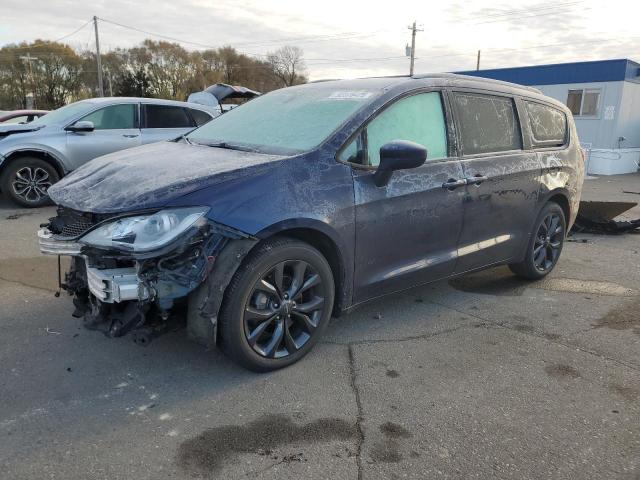  Salvage Chrysler Pacifica